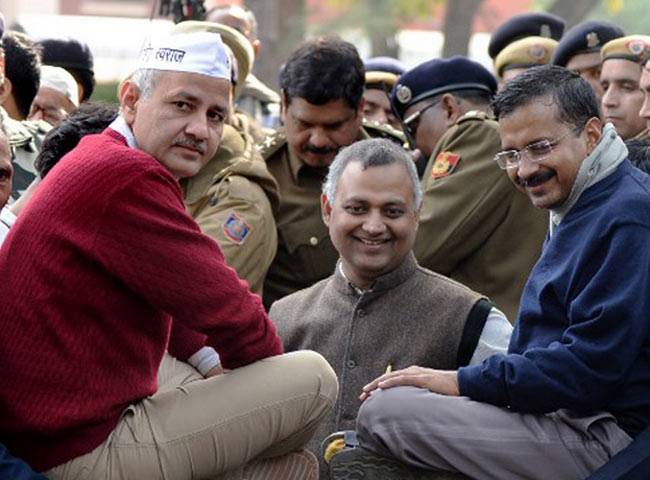 खि‍ड़की एक्सटेंशन रेड के बाद धरना प्रदर्शन करते केजरीवला, सोमनाथ और सिसोदिया (फाइल फोटो)