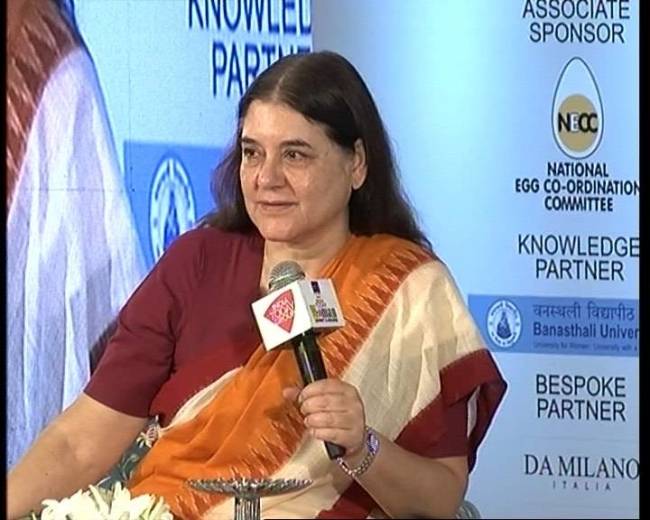 Woman Summit में अपनी बात रखतीं मेनका गांधी