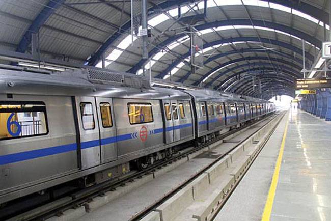 मेट्रो स्टेशन पर सेवा हुई बाधित