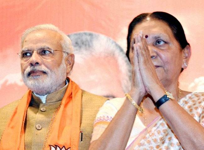 नरेंद्र मोदी और आनंदीबेन पटेल की फाइल फोटो