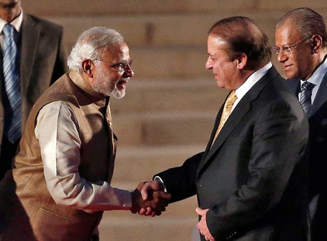 एक-दूसरे से हाथ मिलाते नरेंद्र मोदी व नवाज शरीफ (फाइल)