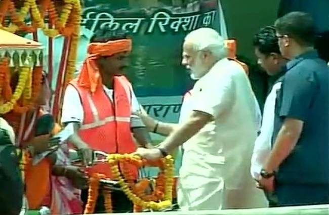 रिक्शा चालकों से बात करते पीएम मोदी