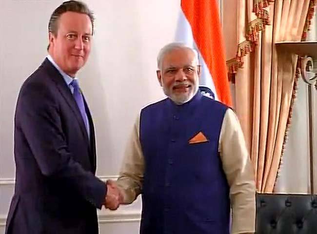 डेविड कैमरन से मिलते प्रधानमंत्री नरेंद्र मोदी
