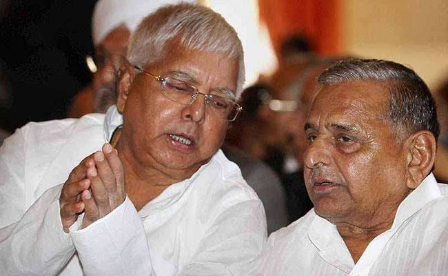 लालू को उम्मीद है कि वह अपने समधी मुलायम सिंह यादव को मना लेंगे