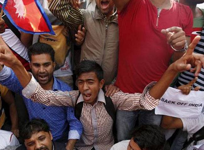 नेपाल में भारत के खि‍लाफ प्रदर्शन करते लोग