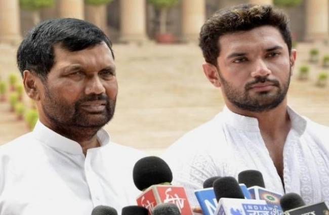 लोजपा नेता रामविलास पासवान और चिराग पासवान