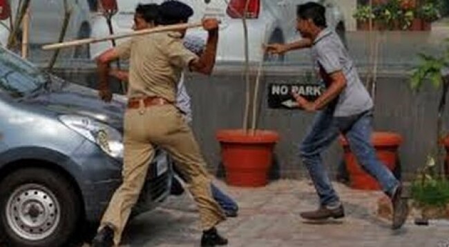 पटेल आरक्षण मांग आंदोलन में पुलिस ने किया अत्यधिक बल प्रयोग