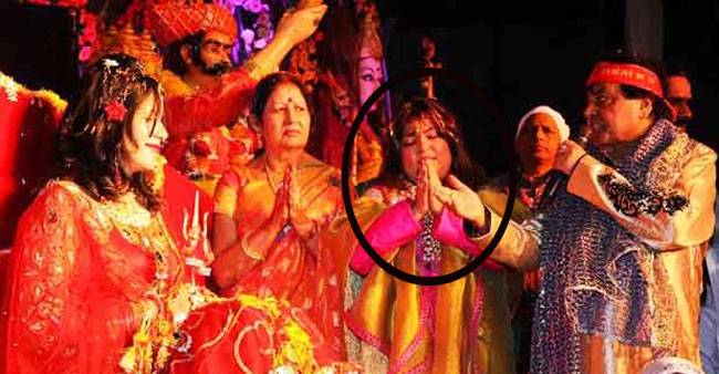 राधे मां के सत्संग में डॉली बिंद्रा (काले घेरे में)