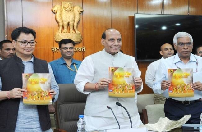 गृह मंत्री सीआरपीएफ की शौर्य गाथा पर ग्राफिक बुकलेट जारी करते हुए