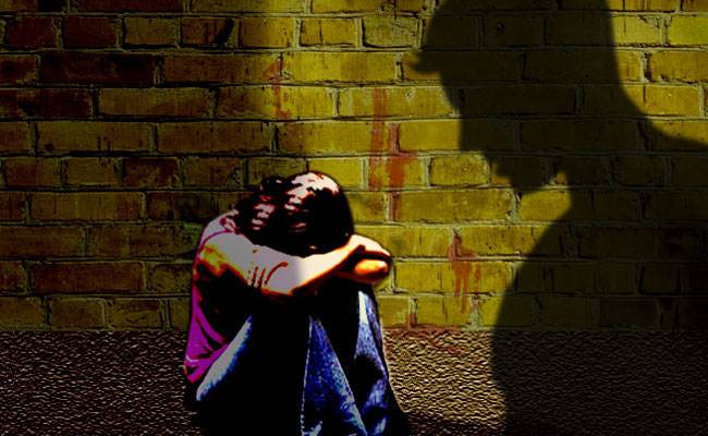 एक 19 साल की लड़की को बरामद कर उसके परिजनों को सौंप दिया गया है.