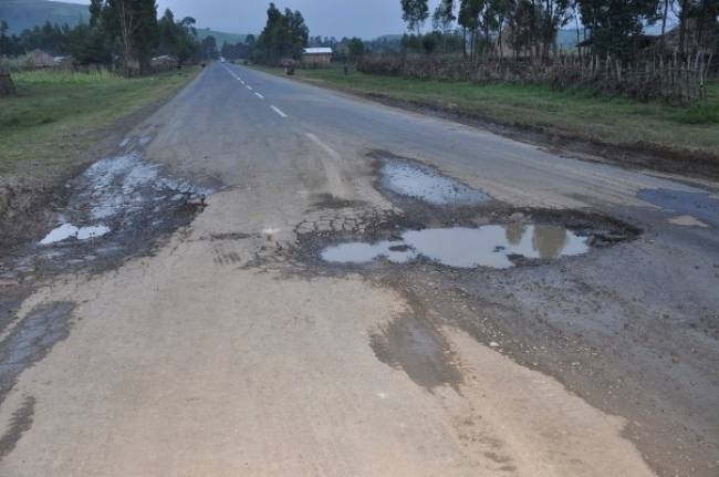 सड़क में गड्ढों के चलते यूपी में सालभर में 1500 लोगों की मौत (फाइल फोटो)