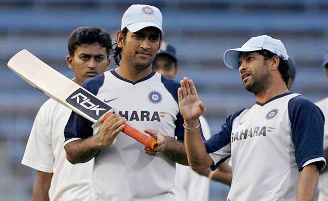 सचिन से क्रिकेट की बारीकियां सीखते महेंद्र सिंह धोनी