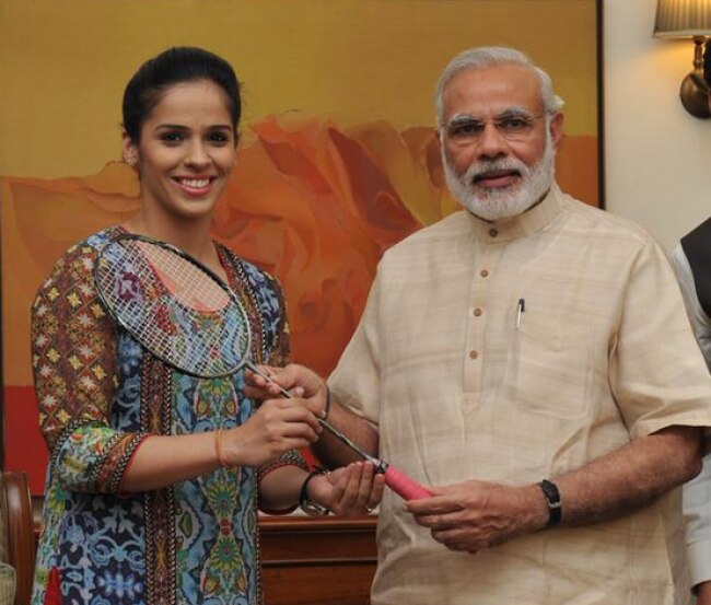 साइना ने प्रधानमंत्री को गिफ्ट किया अपना रैकेट