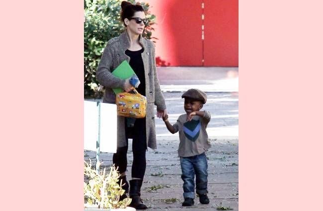 अपने बेटे के साथ हॉलीवुड एक्ट्रेस सैंड्रा बुलॉक