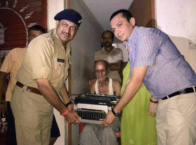 बुजुर्ग को नया टाइपराइटर देते एसएसपी और डीएम