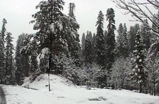 हेमकुंड में कड़ाके की ठण्ड ने दे दी दस्तक