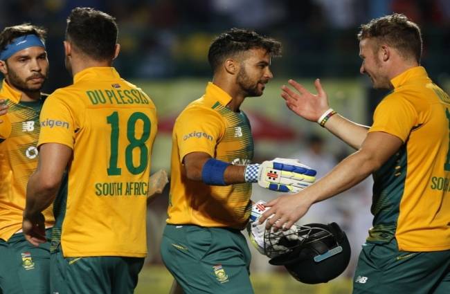 साथी खिलाड़ियों के साथ जीत का जश्न मनाते जेपी डुमिनी