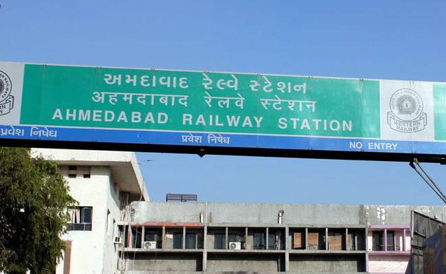 रेल और स्टेशन पर बम की खबर ने अधिकारियों के होश उड़ा दिए