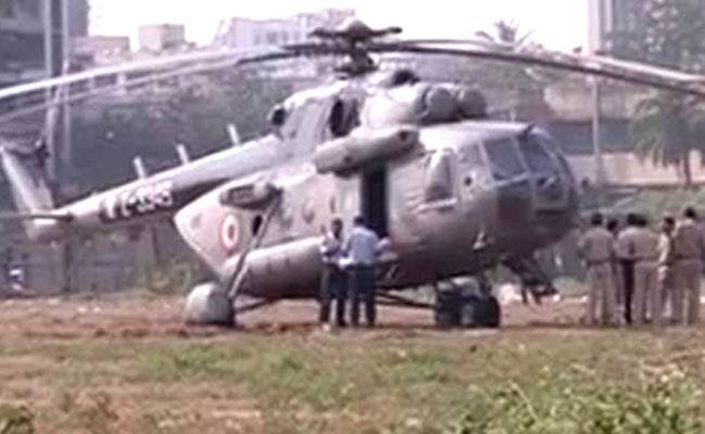 मुंबई के बांद्रा कुर्ला कॉम्पलेक्स में एयरफोर्स के हेलीकॉप्टर की इमरजेंसी लैंडिंग