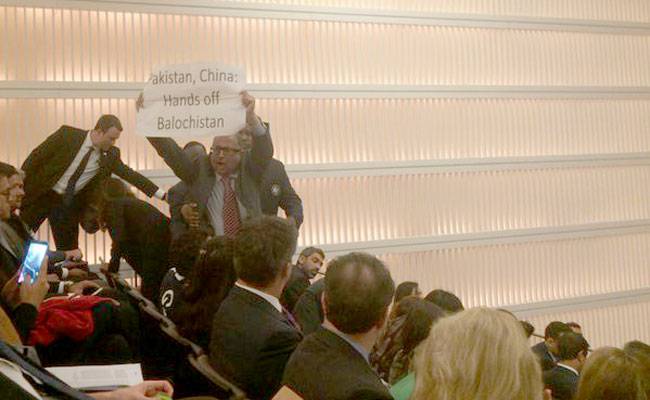 नवाज शरीफ के भाषण के दौरान प्रदर्शनकारी