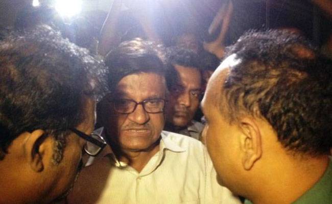 बांग्लादेशी मीडिया से घिरे फैजल के पिता