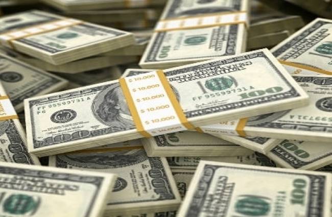 बाइक पर ले जा रहे थे पैसे