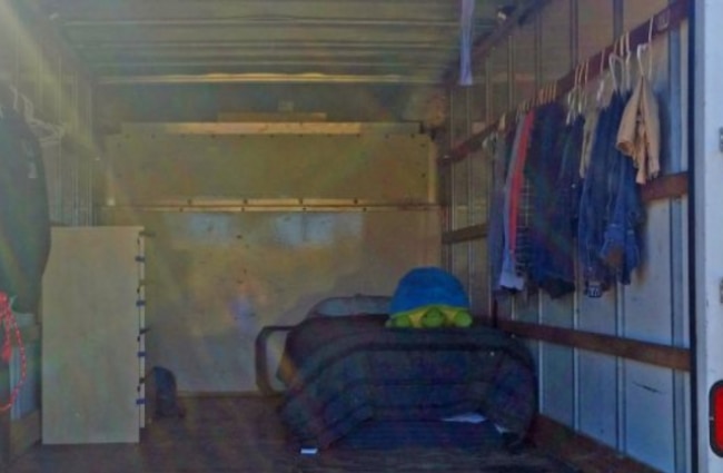 ब्रैंडन ने अपने ब्लॉग पर ट्रक में बने इस कमरे की फोटो पोस्ट की है