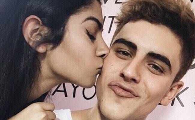 खुशी कपूर  पॉप सिंगर जैक गलिनस्काई को किस करते हुए