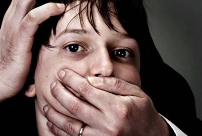 पुलिस ने केस दर्ज करके बच्चे और ड्राइवर की तलाश शुरू कर दी है.