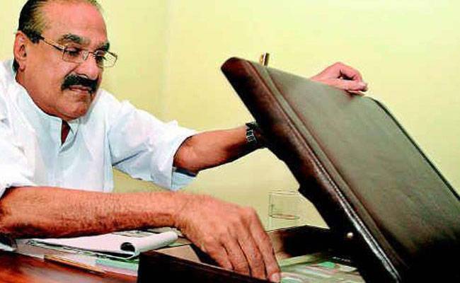 केरल के वित्त मंत्री केएम मणि