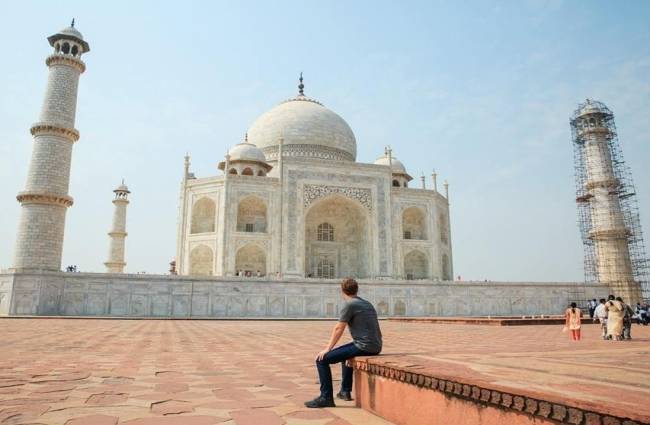 मार्क जकरबर्ग ने फेसबुक पर ताजमहल के पास ली हुई अपनी फोटो शेयर की