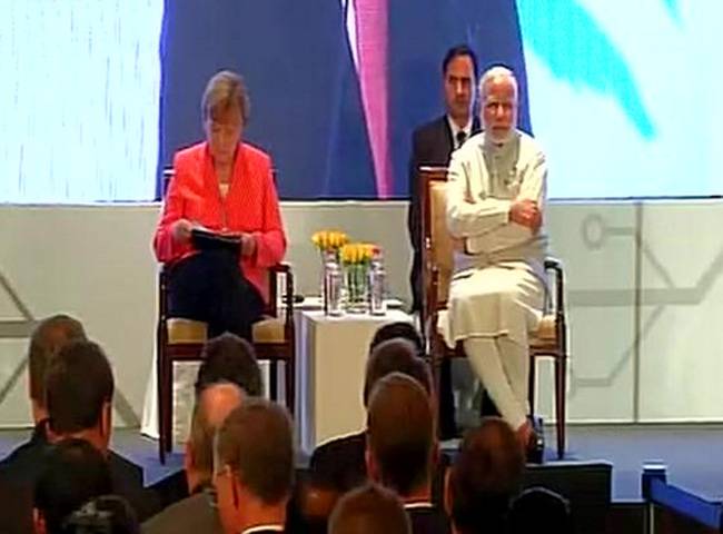 आईटी इवेंट के दौरान एंजेला मर्केल और प्रधामनंत्री नरेंद्र मोदी