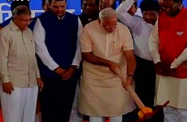 अंबेडकर मेमोरियल की आधारश‍िला रखते PM मोदी