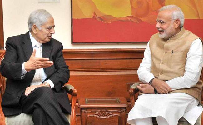 पीएम मोदी और जम्मू-कश्मरी के सीएम मुफ्ती सईद (फाइल फोटो)