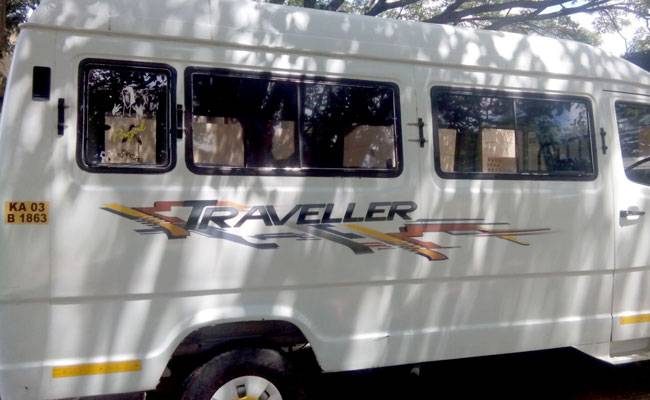 गैंगरेप मामले में पुलिस ने तीन संदिग्धों को हिरासत में लिया है.