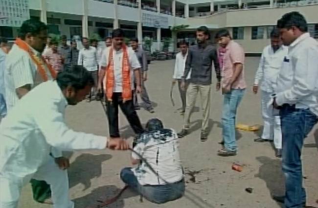 शिवसैनिकों ने आरटीआई कार्यकर्ता को ऐसे पीटा