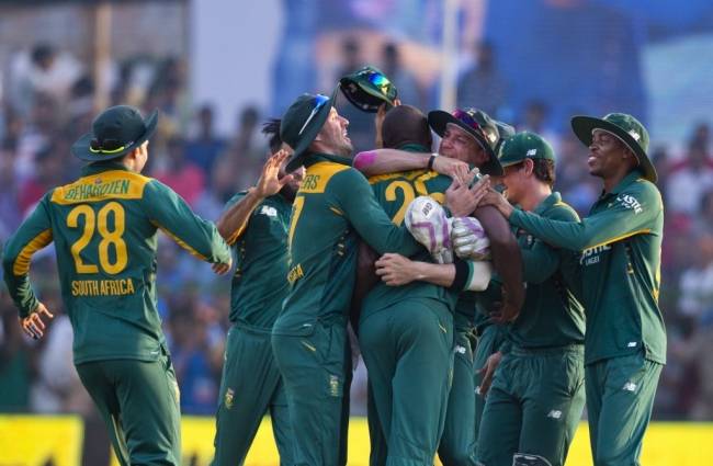 धीमी ओवर गति के चलते कप्तान डिविलियर्स और टीम पर लगा जुर्माना