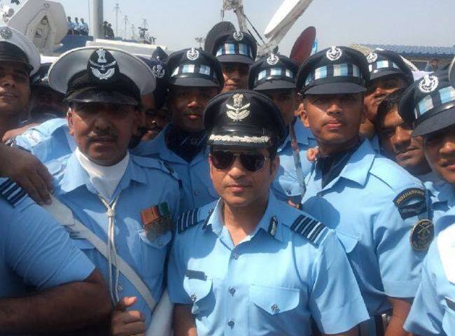एयरफोर्स के सैनिकों के साथ सचिन तेंदुलकर