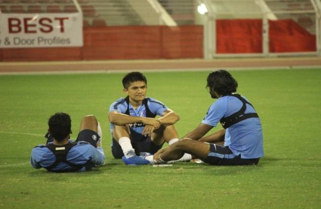 अभ्यास के दौरान भारतीय कप्तान सुनील छेत्री और संदेश झिंगन