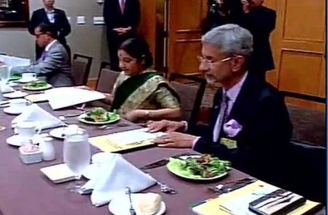 न्यूयॉर्क में बैठक करती हुईं विदेश मंत्री सुषमा स्वराज