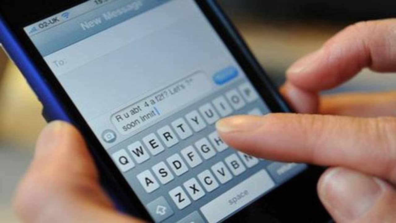 मैसेजिंग की लत से लड़कियों की पढ़ाई पर ज्यादा असर - texting habit disract girl students more than boys reveals study - AajTak