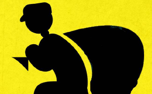 शातिर चोरों ने आते ही सीसीटीवी कैमरों को बंद कर दिया