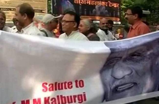 लेखकों के खिलाफ हिंसा का विरोध करते लेखक