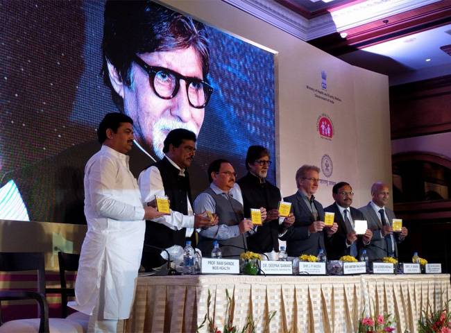 कैंपेन लॉन्च‍िंग के दौरान स्वास्थ्य मंत्री जेपी नड्डा, अमिताभ बच्चन व अन्य