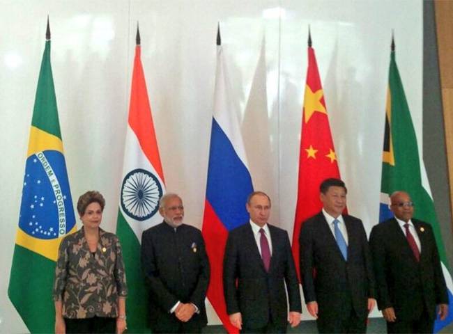 बिक्स देश के नेताओं के साथ प्रधानमंत्री नरेंद्र मोदी