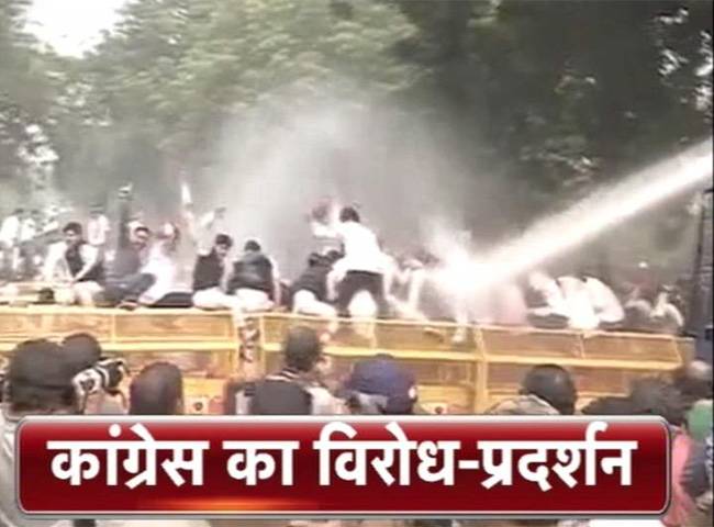 प्रदर्शनकारियों को रोकने के लिए पानी की बौछार करती पुलिस