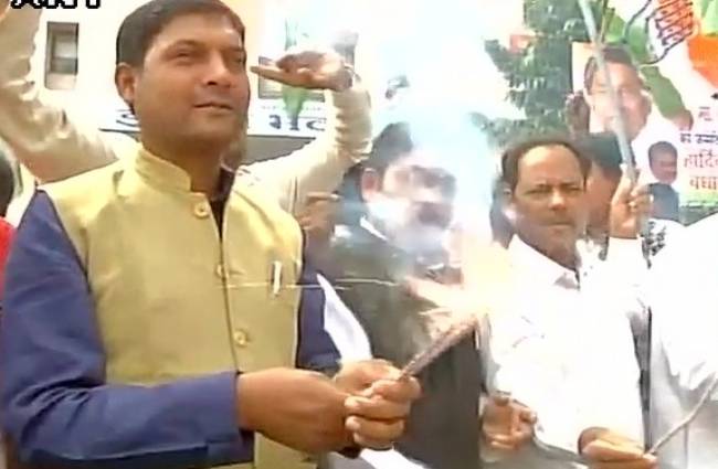 रतलाम-झाबुआ सीट पर जीत के बाद जश्न मनाते कांग्रेसी कार्यकर्ता