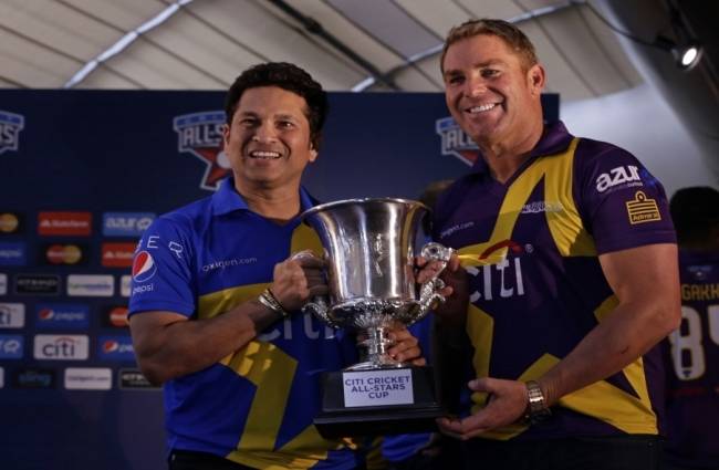 क्रिकेट ऑल स्टार्स की ट्रॉफी के साथ सचिन और वॉर्न