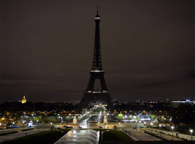 पेरिस हमले के बाद दर्द के अंधेर में डूबा एफिल टावर