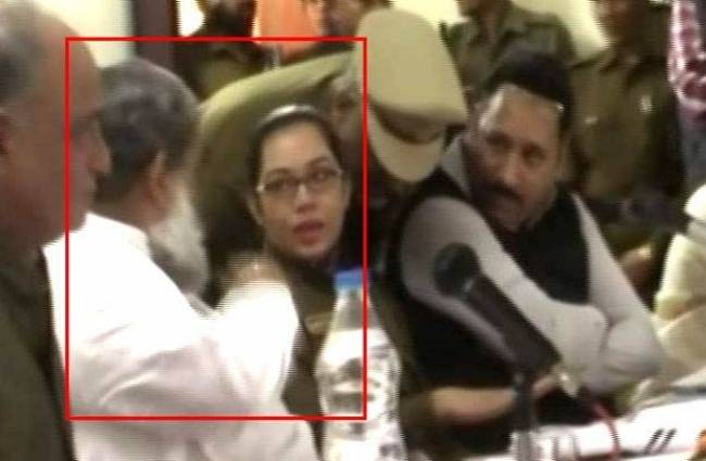 मीटिंग में हरियाणा के स्वास्थ्य व खेल मंत्री अनिल विज और अध‍िकारी